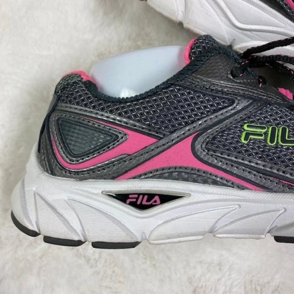 LIKE NEW Fila Women's Silver‎ & Sugarplum Quadrix Running Shoe, size 10